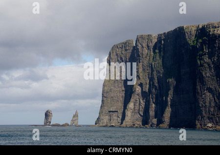 Le Danemark, îles Féroé, de l'Atlantique Nord. Île de Streymoy, les falaises accidentées de Vestmanna. Banque D'Images