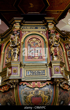 Le Danemark, l'Helsingoer. Domkirke Helsingoer (aka St. Olai Cathédrale Helsingoer) Chaire en bois sculpté orné. Banque D'Images