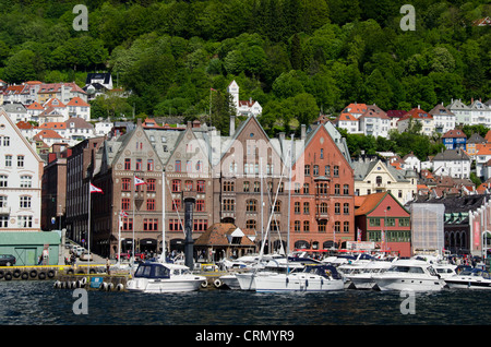 La Norvège, Bergen. Vieux Centre-ville historique Hanséatique de Bryggen, classé au Patrimoine Mondial de l'UNESCO. Immeubles en bois le long du port. Banque D'Images