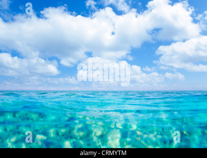 Belearic islands mer turquoise sous le ciel bleu d'été dans la région de tropical beach Banque D'Images