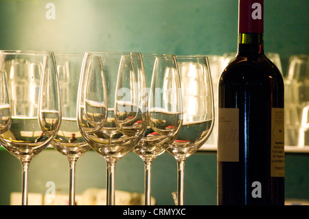 Les bouteilles d'alcool et des verres à vin assis sur comptoir de restaurant Banque D'Images