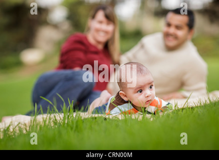 Happy Mixed Race Baby Boy et les parents jouent dehors dans le parc. Banque D'Images