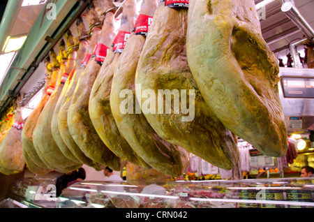 L'Espagne, Catalunya, Barcelone. Mercat de Sant Josep situé sur La Rambla. Marché de la viande fraîche, la pendaison des jambons entiers. Banque D'Images