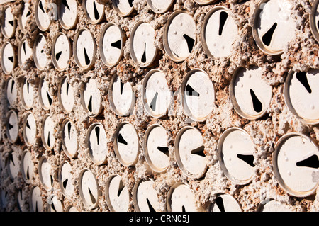 Des canettes de bière ancien utilisé pour construire un mur comme une texture de fond Banque D'Images