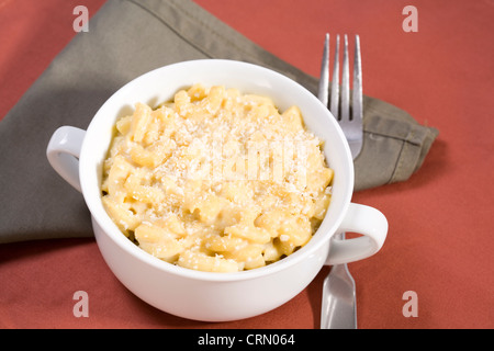Macaroni au fromage vegan 'et' faite avec du lait de soja et la levure alimentaire et surmontée de chapelure Banque D'Images