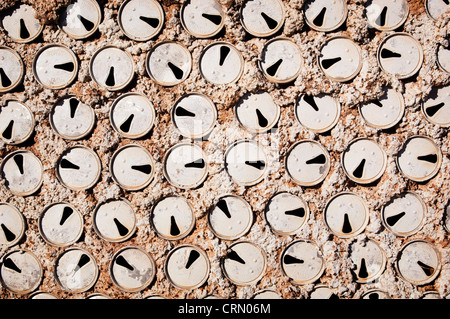 Des canettes de bière ancien utilisé pour construire un mur comme une texture de fond Banque D'Images