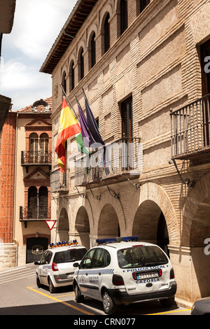 Bâtiment de la police avec des voitures de police et des drapeaux, Baeza, Jaén, Espagne. Banque D'Images