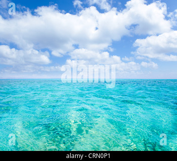 Belearic islands mer turquoise sous le ciel bleu d'été dans la région de tropical beach Banque D'Images