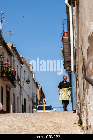 Dame âgée marcher dans les rues de Ubeda, Espagne, Europe. Banque D'Images