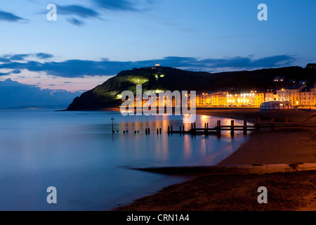 Avis de Marine Terrace, promenade, plage et Constitution Hill au crépuscule / nuit Aberystwyth, Ceredigion Mid Wales UK Banque D'Images