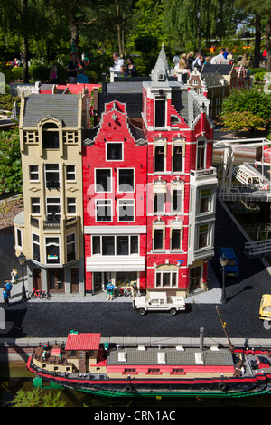 Bateau Lego passant maisons dans Miniland, Legoland, BILLUND, Danemark Banque D'Images