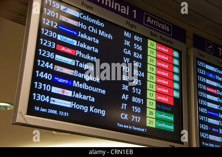 Les moniteurs CRT Écran plat pour le départ et d'arrivée à l'aéroport de Changi moderne en Asie du Sud-Est, Singapour Banque D'Images