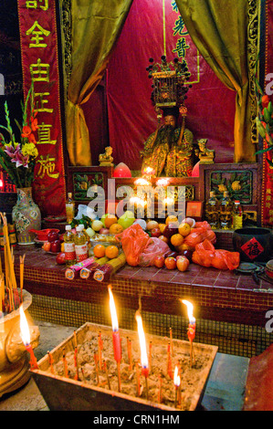 Modifier et de culte bouddhiste au temple à Hong Kong, Chine Banque D'Images