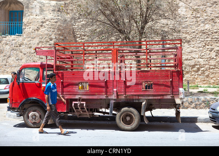 SOUSSE, TUNISIE - CIRCA MAI, 2012 : vieux camion rouge dans les rues de la ville, sur circa Mai 2012 à Sousse, Tunisie. Banque D'Images