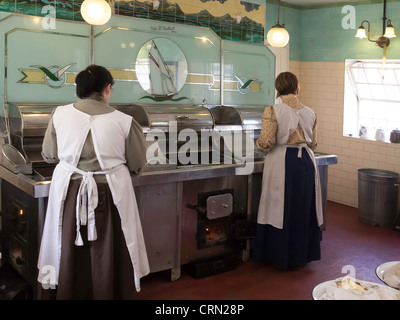 Intérieur de Davy's Fish and Chip shop à Beamish Museum de la vie des habitants du Nord avec les femmes la cuisson sur un feu de charbon 1934 friteuse Banque D'Images