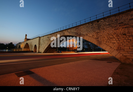 Vue de nuit sur le Pont Saint Bénézet (aussi appelé Pont d'Avignon) célèbre pont dans la ville d'Avignon, France Banque D'Images