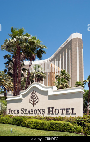 LAS VEGAS, NEVADA, Etats-Unis - 17 JUIN 2012 : panneau pour le four Seasons Hotel, qui fait partie du Mandalay Bay Resort Banque D'Images