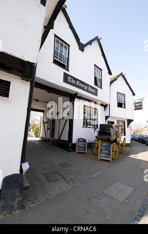 Un vieux stage coach stationné à l'extérieur de l'établissement The George Hotel Dorchester-on-Thames, Oxfordshire, Angleterre Banque D'Images