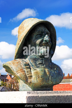 Le buste commémoratif d'Henry Blogg, lifeboatman, sur la falaise est à Cromer, Norfolk, Angleterre, Royaume-Uni. Banque D'Images