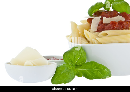 Penne dans à décor avec le basilic et la sauce isolé sur fond blanc (avec chemin de détourage) Banque D'Images