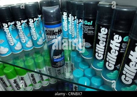 Boîtes de gel de rasage Gillette sur étagère. Banque D'Images