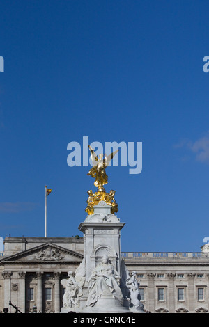 Victoria Memorial devant le palais de Buckingham contre un ciel bleu Londres Angleterre Banque D'Images