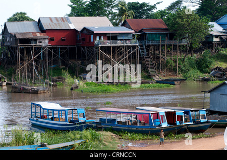 Maisons Khmer construit sur pilotis et des bateaux en bois, Kampong Khleang, Tonle Sap Lake, la Province de Siem Reap, Cambodge. crédit : Kraig Lieb Banque D'Images
