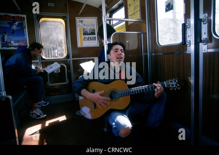 Musicien jouant de la guitare dans un métro de Berlin Banque D'Images