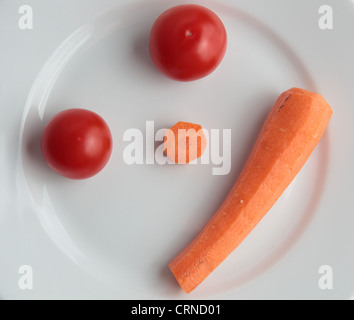 Funny assiette de légumes (tomates et carottes) Banque D'Images