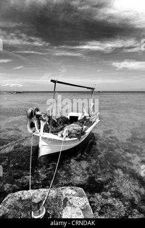Els Pujols beach à Formentera avec bateau de pêche traditionnel en noir et blanc Banque D'Images
