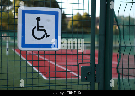 Tennis avec un accès en fauteuil roulant Banque D'Images