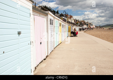 Cabines de plage front de mer sur la promenade à Lyme Regis, dans le Dorset, partie du Site du patrimoine mondial, la côte jurassique. Banque D'Images