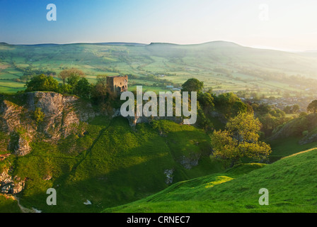 Les ruines de château de Peveril, construite au xiie siècle par Henri ll, dans le parc national de Peak District. Banque D'Images