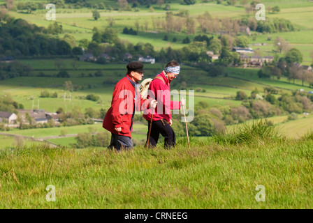 Un homme et une femme randonnées vers Mam Tor dans le parc national de Peak District. Banque D'Images