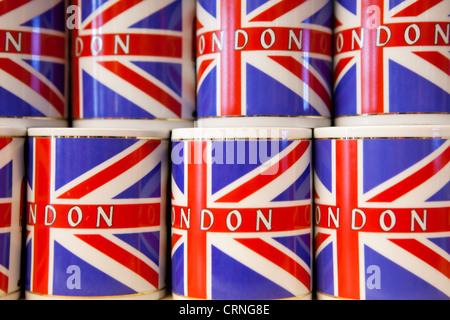 Mugs portant un drapeau de l'Union européenne et le mot 'Londres' empilés sur une étagère de magasin. Banque D'Images