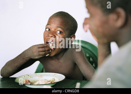 Les enfants de la rue dans un orphelinat à Lubango en Angola Banque D'Images