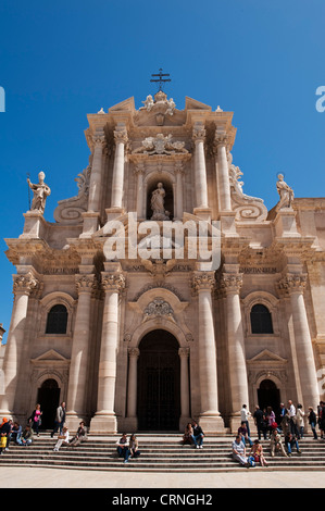 La façade élaborée du duomo (cathédrale) à Ortygia, Syracuse (Syracuse), Sicile, Italie, début 18c. Il est dans le style baroque sicilien flamboyant Banque D'Images