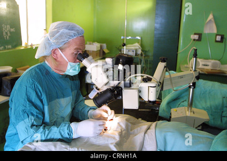 La chirurgie des yeux dans un hôpital de mission, Zimbabwe. Banque D'Images