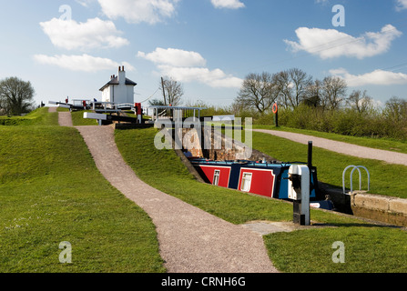 Un bateau étroit traversant Foxton Locks sur le Grand Union Canal. Banque D'Images