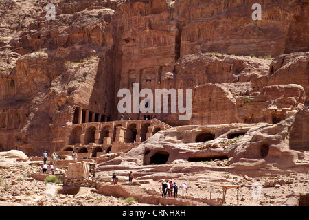 Grottes et tombes de l'ancienne ville de Petra en Jordanie Banque D'Images