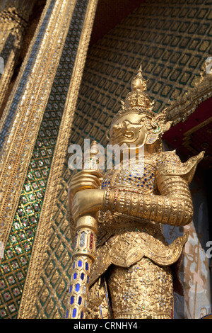 Un Yaksha dans le Wat Phra Kaew complexe dans Bangkok, Thaïlande Banque D'Images