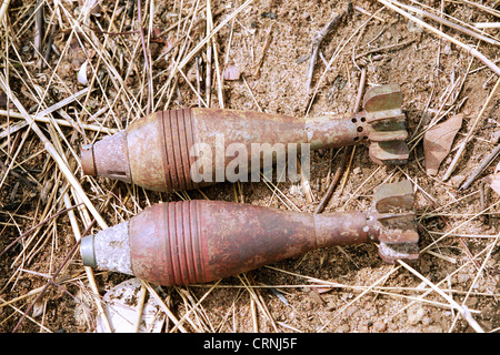 La ferraille et des munitions de guerre recueillies en Angola. Banque D'Images