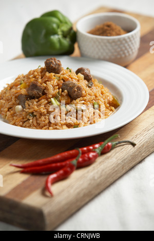 Riz Jollof avec merguez. Banque D'Images