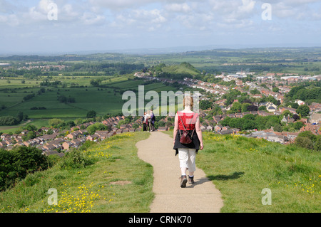 Les promeneurs sur un chemin menant de Glastonbury Tor vers la ville. Banque D'Images