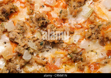 Pizza au thon sur un plat isolé sur fond blanc. Banque D'Images