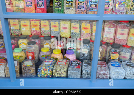 Bocaux de bonbons à l'ancienne sur l'affichage dans la vitrine d'un traditionnel anglais sweet shop. Banque D'Images