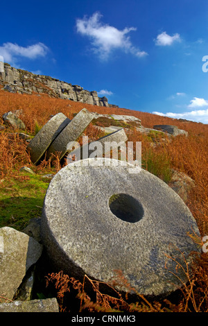 Meules abandonnées ci-dessous sur l'ONÉ Haut Stanage Edge dans le parc national de Peak District. Banque D'Images