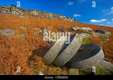 Meules abandonnées ci-dessous sur l'ONÉ Haut Stanage Edge dans le parc national de Peak District. Banque D'Images