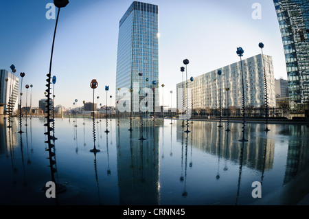Esplanade de la Défense, Paris, France. L'effet fish-eye. Banque D'Images