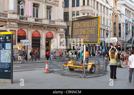 Panneau à message variable, ou matrice Mobile Road Sign, Londres, Angleterre Banque D'Images